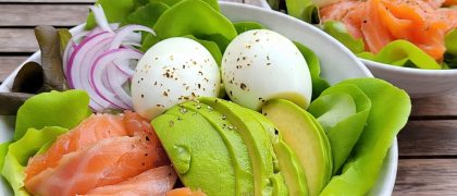 Bowl de Salmão Defumado com Abacate e Ovos