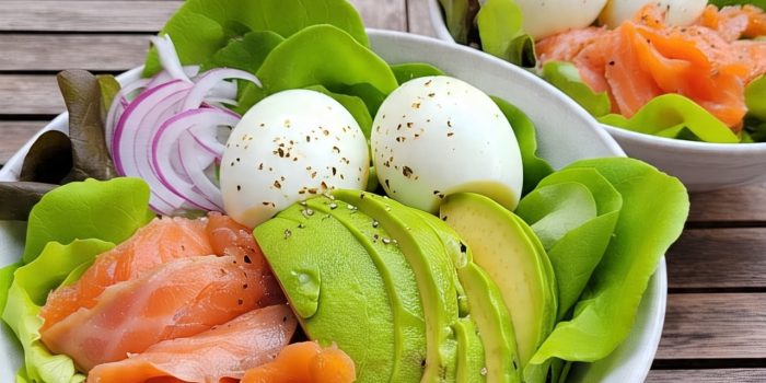 Bowl de Salmão Defumado com Abacate e Ovos